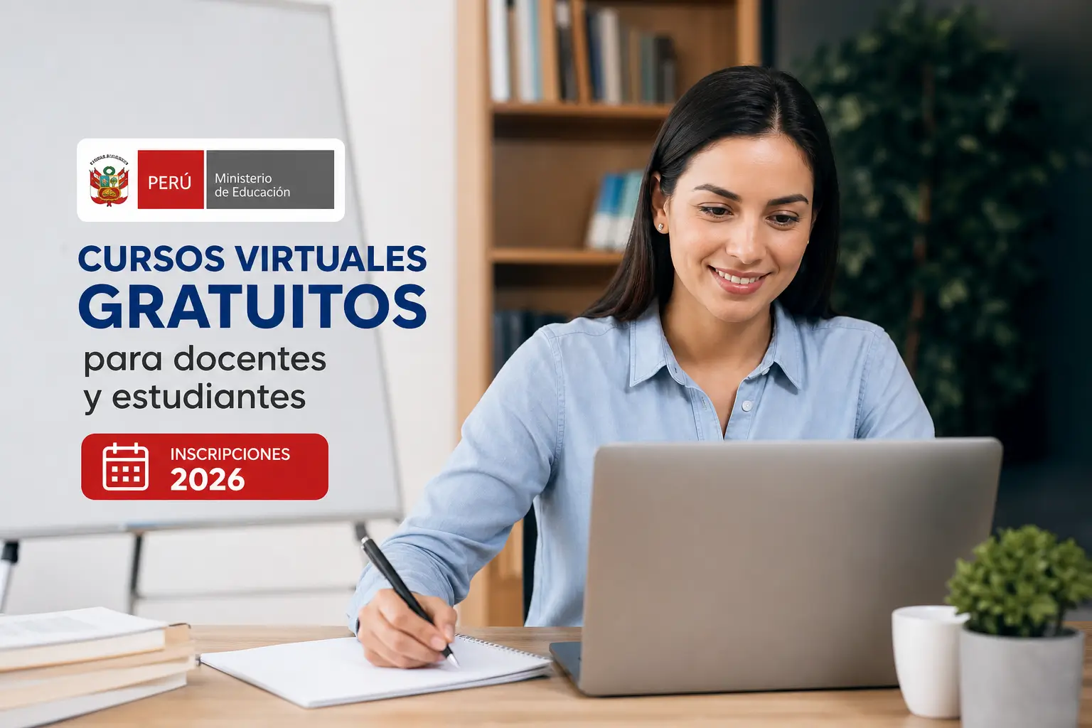 Mulher sorridente em escritório usando laptop e escrevendo caderno